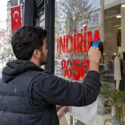 Kırmızı Renkli Düz Kendinden Yapışkanlı Folyo 3