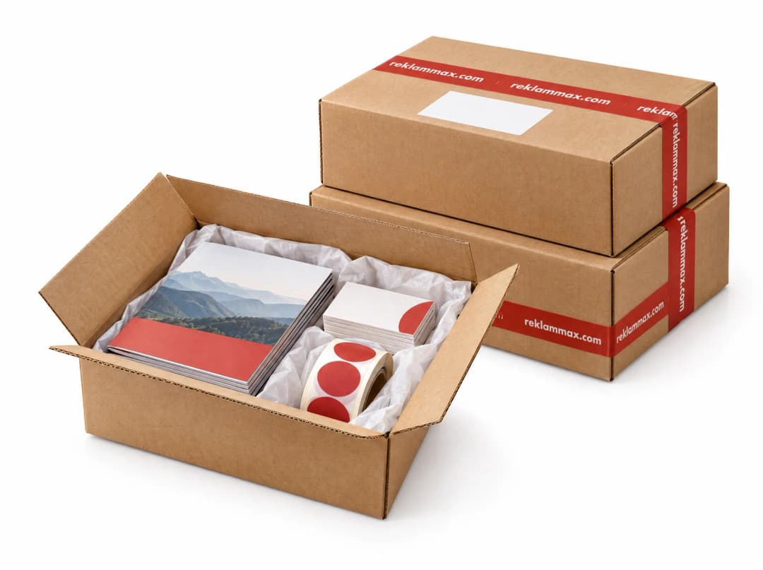 Paketlenmiş baskı ürünleriyle kargo kutuları